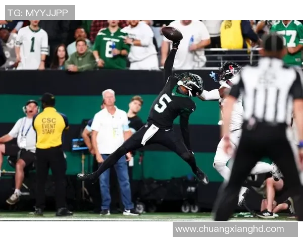 NFL美式足球明星挑战扣篮赛展现惊人运动才能与激情碰撞